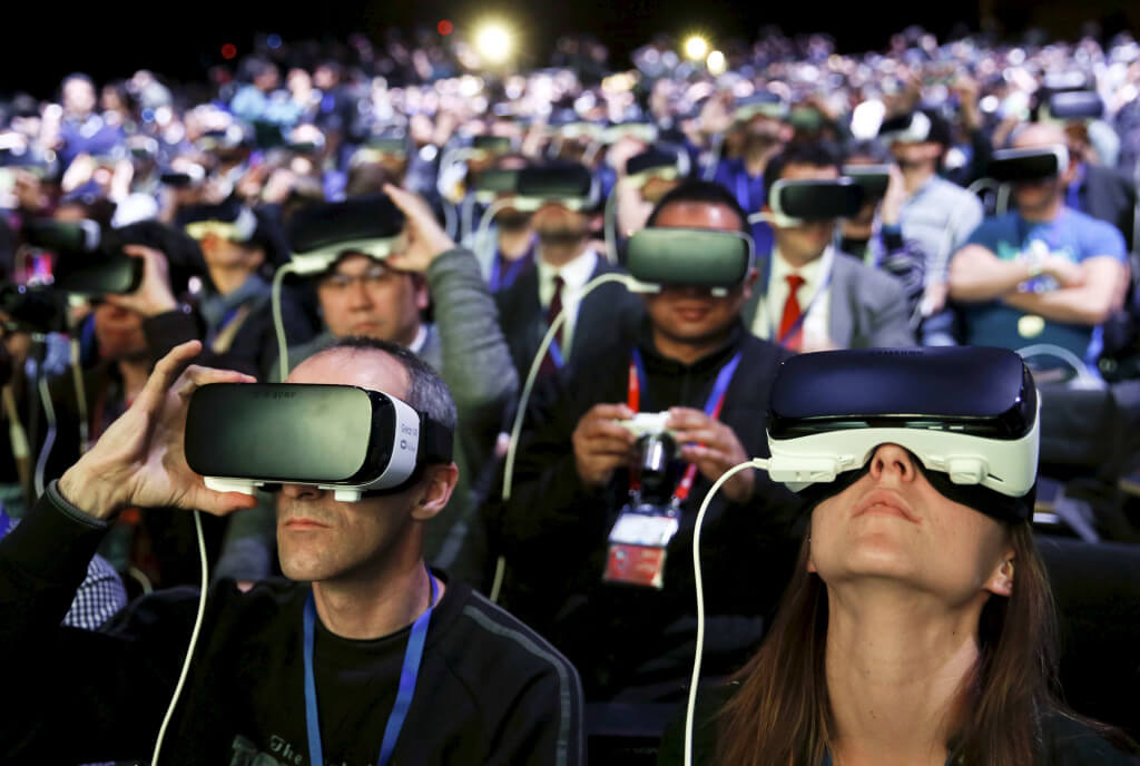 People wear Samsung Gear VR devices as they attend the launching ceremony of the new Samsung S7 and S7 edge smartphones during the Mobile World Congress in Barcelona, Spain, February 21, 2016. REUTERS/Albert Gea      TPX IMAGES OF THE DAY      - RTX27XXM